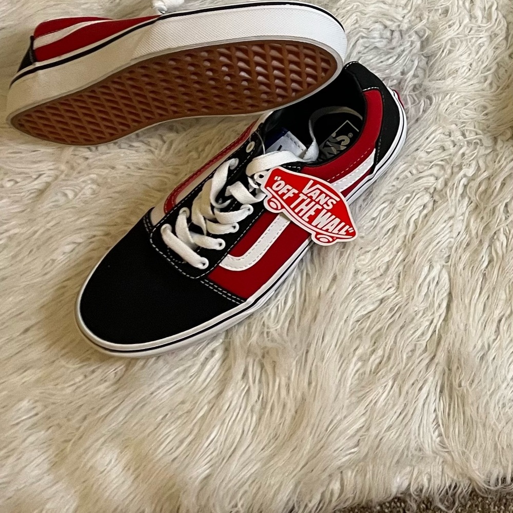 Vans NWT Size 4